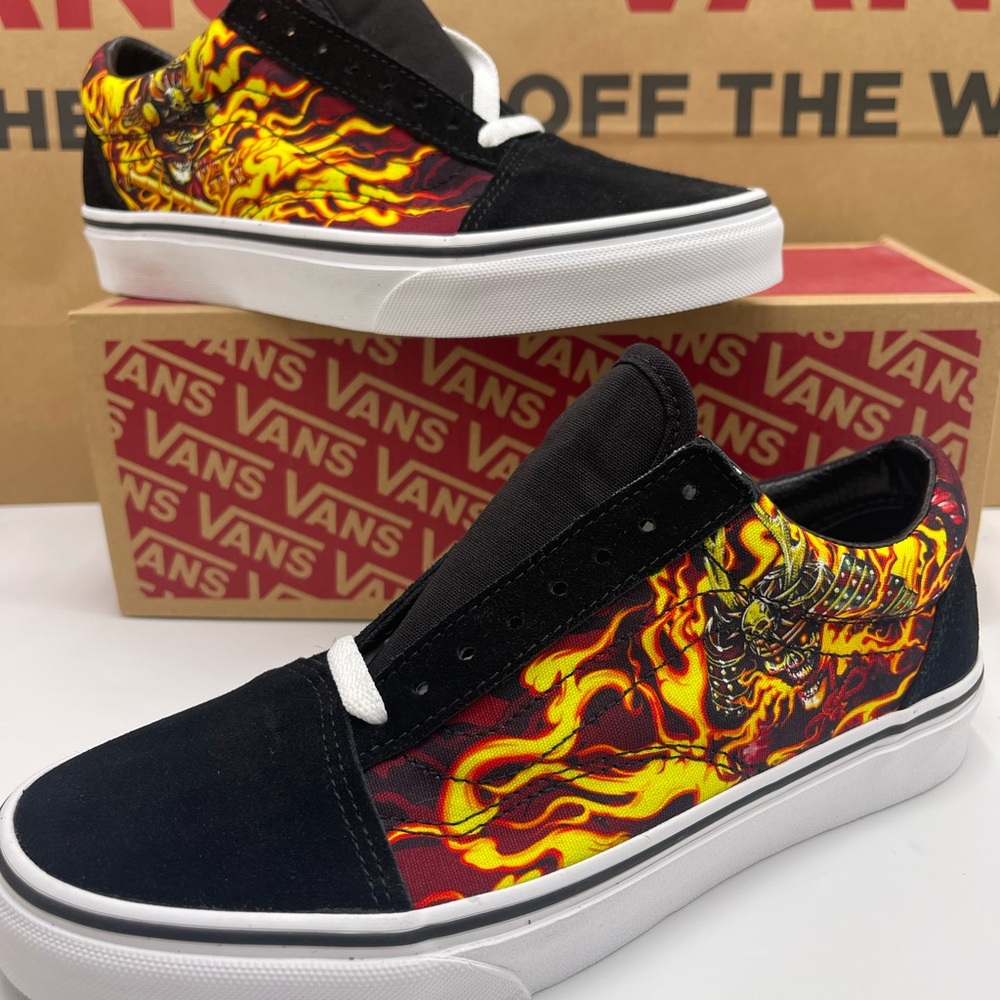 Vans WMNS Old Skool (Samurai Rising) Blk/Trwht Sneakers
VN0A3WKT441